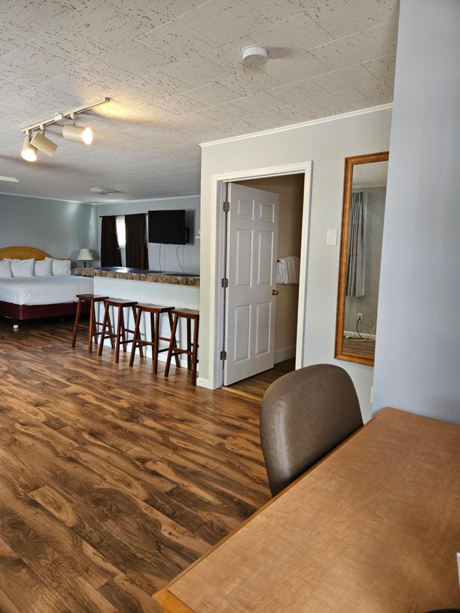 Captain'S Inn And Suites Alexandria Bay Ngoại thất bức ảnh